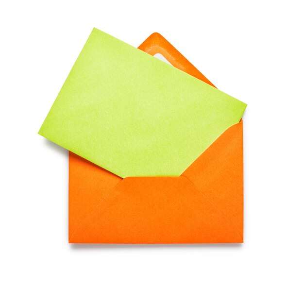 Foto orangefarbener umschlag mit grüner karte