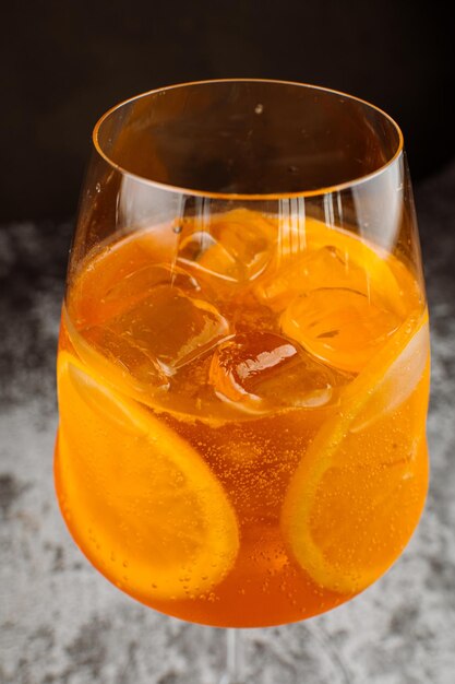 Orangefarbenes Cocktailkleid im Glas