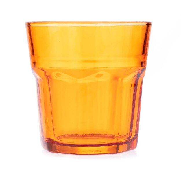 orangefarbenes Glas isoliert auf weißem Hintergrund.