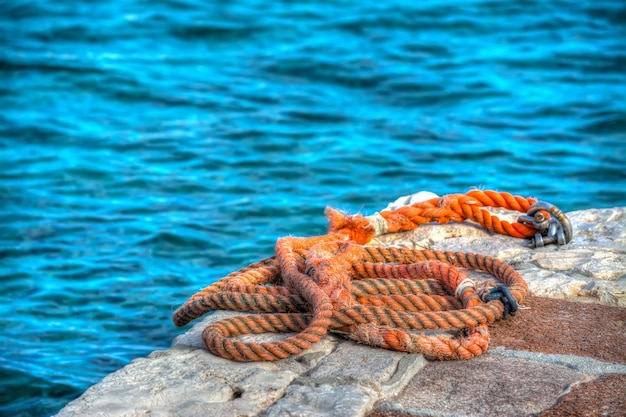 Orangefarbenes Seil auf einem felsigen Pier Verarbeitet für HDR-Tonemapping-Effekt