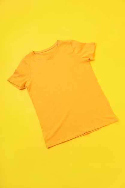 Orangefarbenes T-Shirt mit Platz für Druck auf gelbem Hintergrund