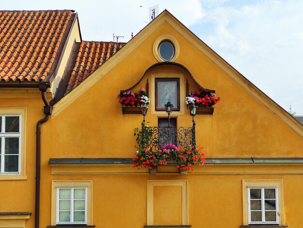 Foto orangehäuschen und blumen auf dem balkon