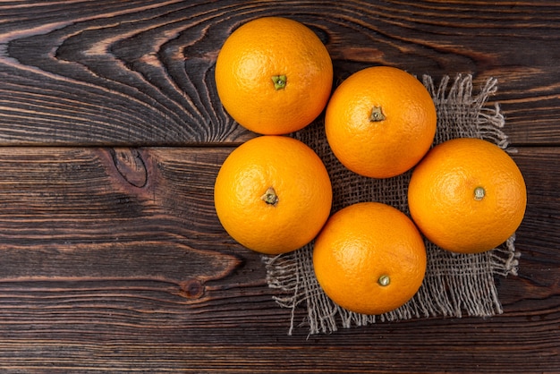 Orangen auf dunklem Holz