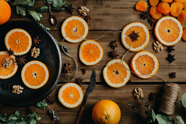 Orangen auf einen Holztisch gelegt