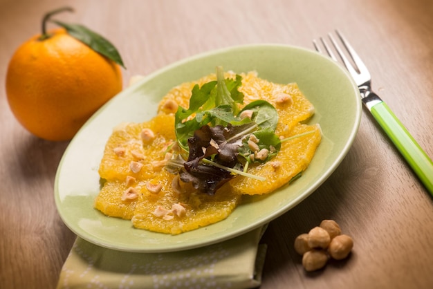 Orangen-Carpaccio-Salat mit selektivem Haselnuss-Fokus