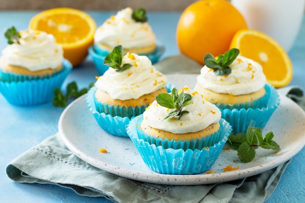 Orangen-Cupcakes mit Quarkcreme auf dem Weihnachtsfesttisch