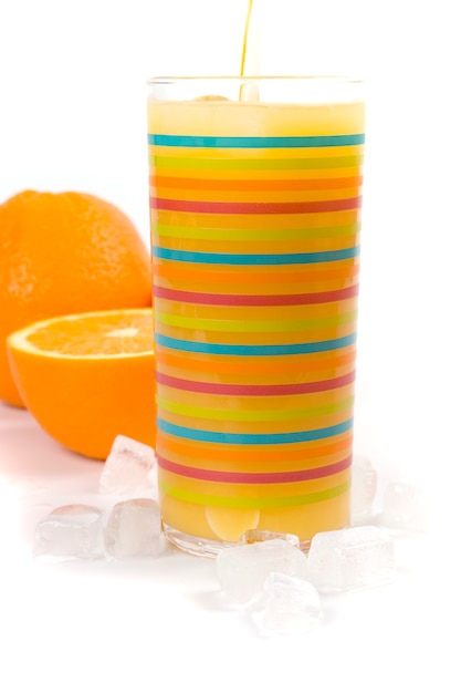 Orangen, Eis und Saft im Glas auf Weiß