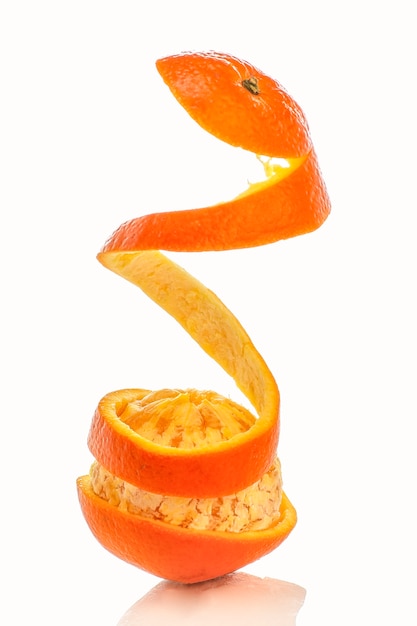 Orangen geschält in Spiralform isoliert