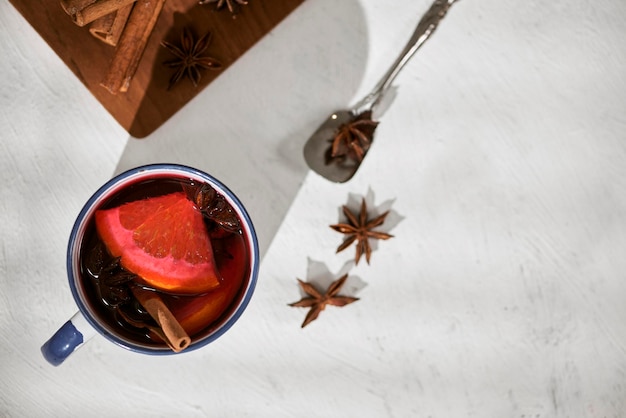 Orangen in Rotwein mit Gewürzen kochen