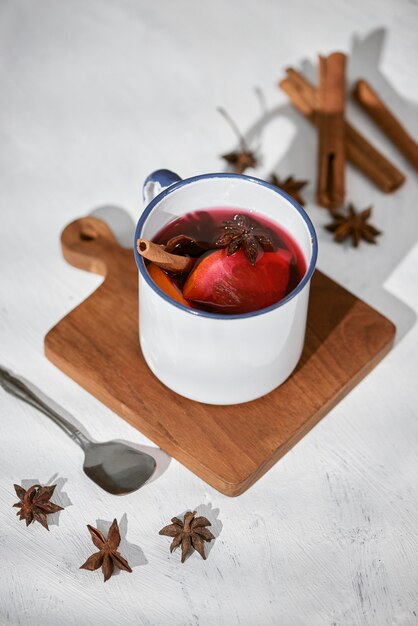 Orangen in Rotwein mit Gewürzen kochen