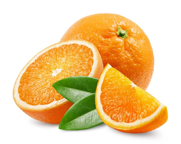 Orangen isoliert. Reife süße Orangen- und Orangenscheiben auf weißem Hintergrund.