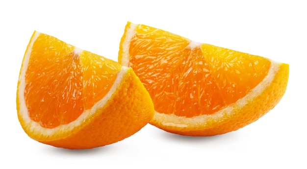 Orangen isoliert. Zwei saftige Orangenscheiben auf weißem Hintergrund.
