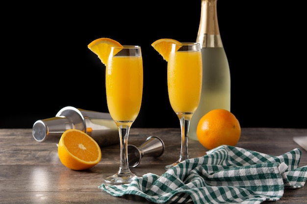 Orangen-Mimosa-Cocktail auf Holztisch