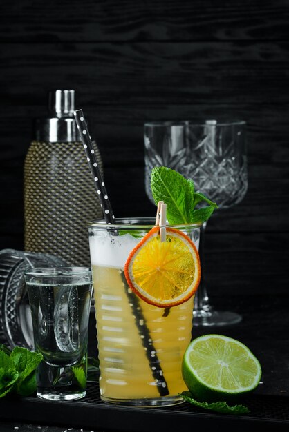 Orangen-Minz-Cocktail in einem Glas