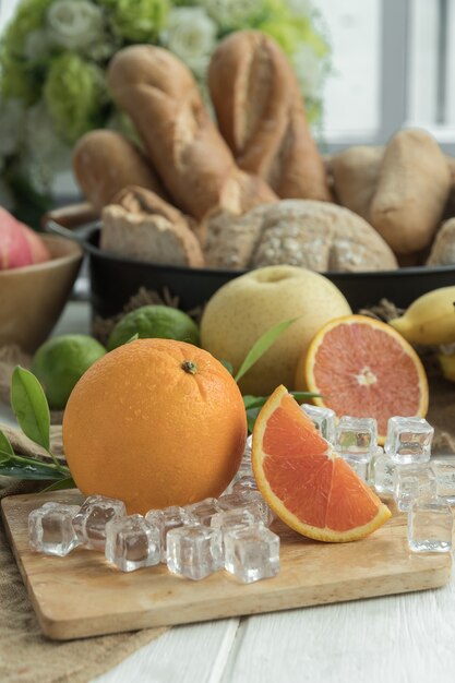 Orangen mit Früchten auf dem Tisch