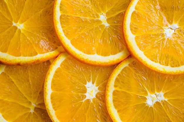 Orangen- oder Mandarinenscheiben lokalisiert auf weißem Hintergrund.