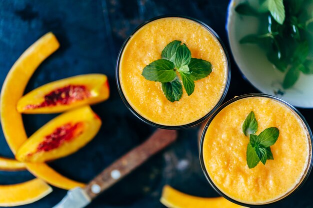 Orangen-Smoothie mit Blättern frischer Minze