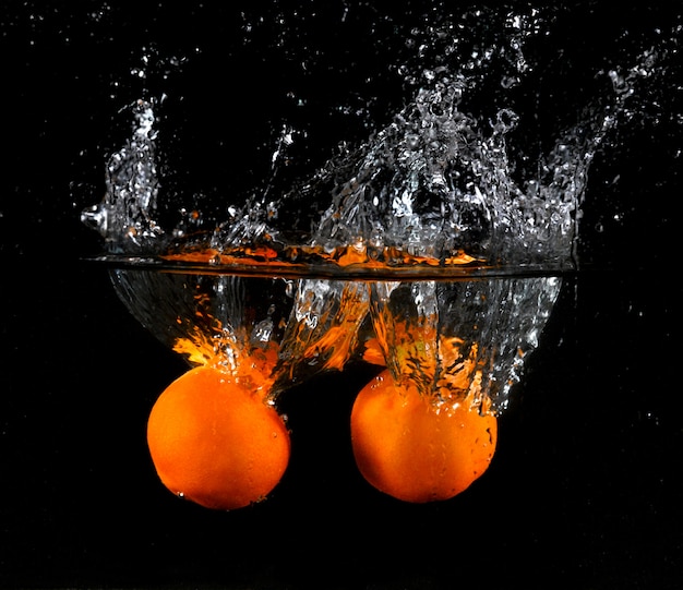 Orangen spritzen ins Wasser