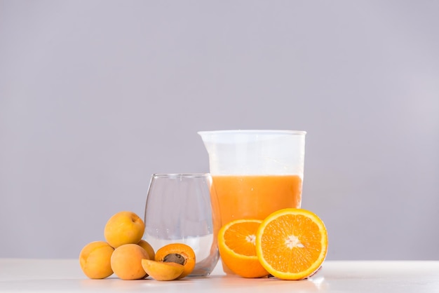 Orangen- und Aprikosensaft, frisch und nahrhaft