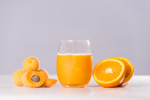 Orangen- und Aprikosensaft, frisch und nahrhaft