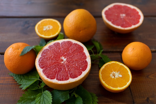 Orangen und Grapefruit auf einem braunen Holztisch