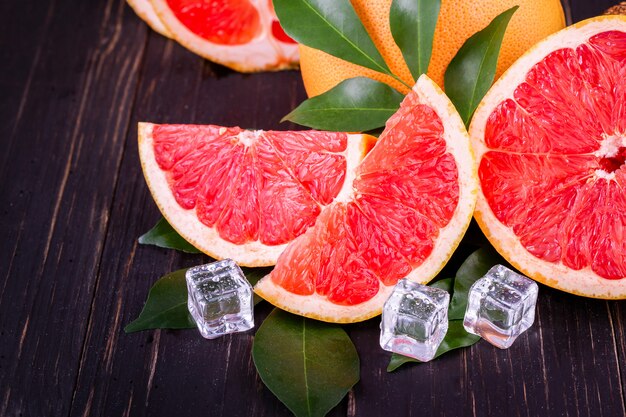 Orangen- und Grapefruitsaft auf einem hölzernen schwarzen Hintergrund