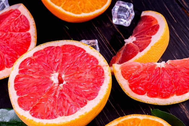 Orangen- und Grapefruitsaft auf einem hölzernen schwarzen Hintergrund