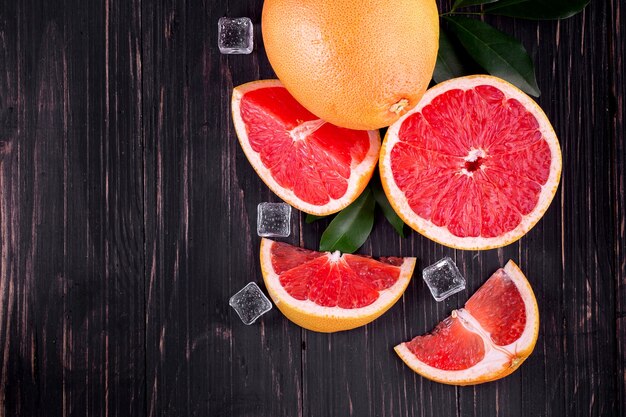 Orangen- und Grapefruitsaft auf schwarzem Holzhintergrund