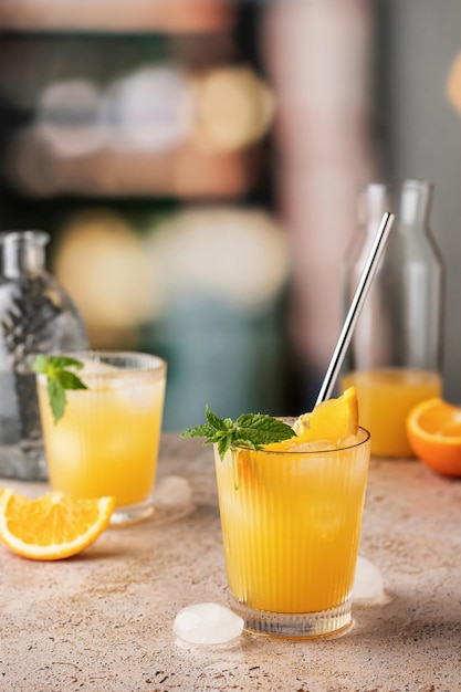 Orangen- und Minzcocktails mit alkoholfreien Getränken aus Metallstroh an der Bar mit Textfläche