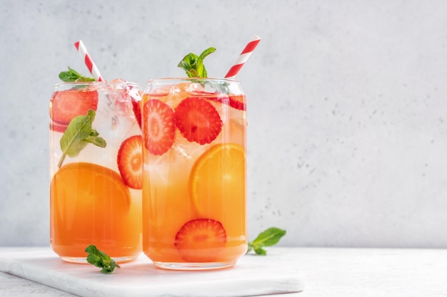 Orangencocktail mit Erdbeersommergetränk