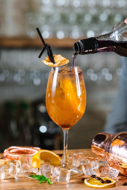 Orangencocktail mit Zitrone und Eis im Glas im Hintergrund der Bar