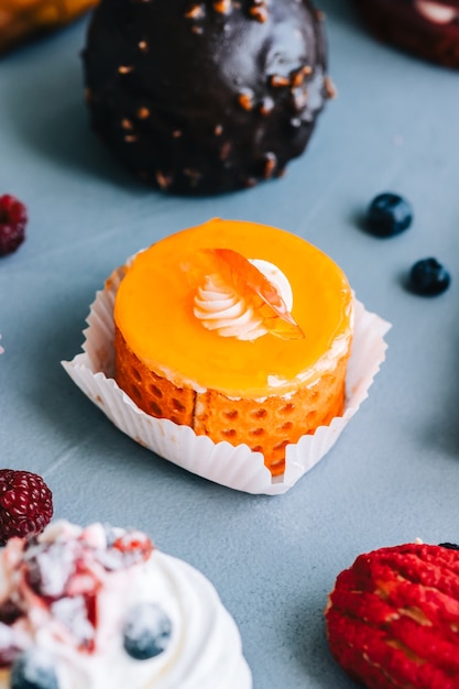 Orangendessert mit Keks, Käsefüllung und Sahne.