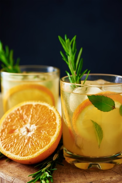 Orangenfrische Limonade im Glas auf dunklem Hintergrund