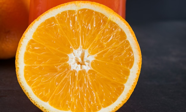 Orangenfrucht auf dem Tisch mit schwarzem Hintergrund