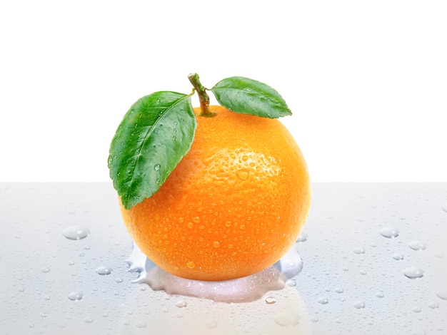 Orangenfrucht auf dem Tisch mit Wassertröpfchen