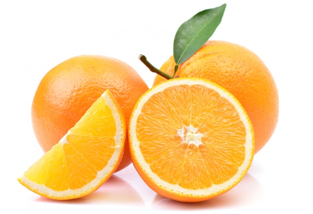 Orangenfrucht auf Weiß