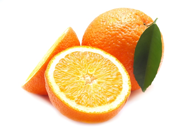 Orangenfrucht auf weißem Hintergrund