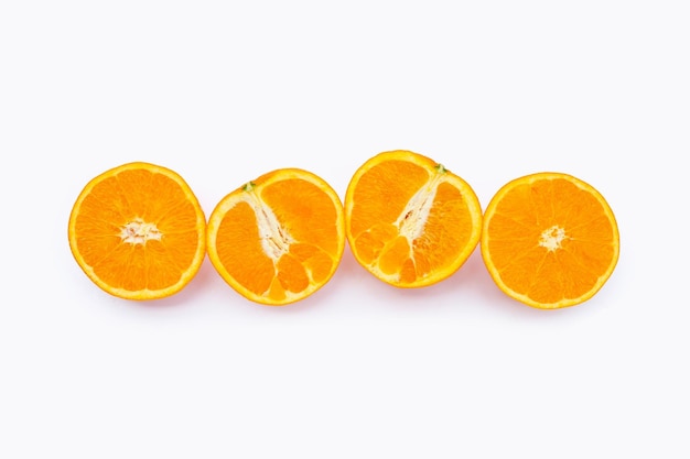 Orangenfrucht auf weißem Hintergrund