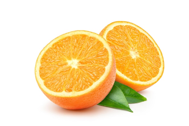 Orangenfrucht halbiert auf weißem Hintergrund.
