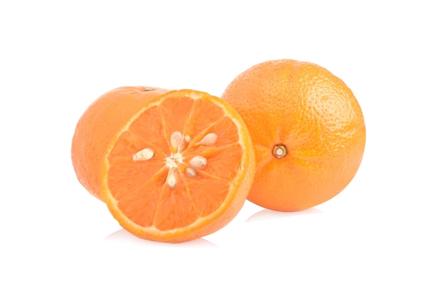 Orangenfrucht in Scheiben geschnitten isoliert auf weißem Hintergrund