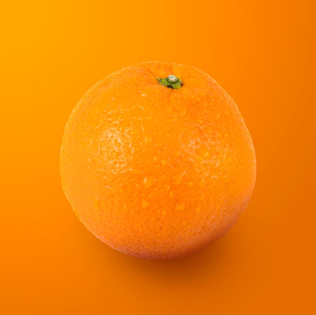 Orangenfrucht isoliert auf orangem Hintergrund