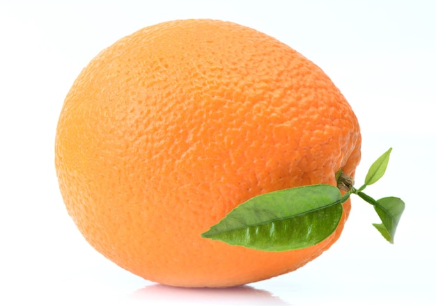 Orangenfrucht isoliert auf weißem Hintergrund