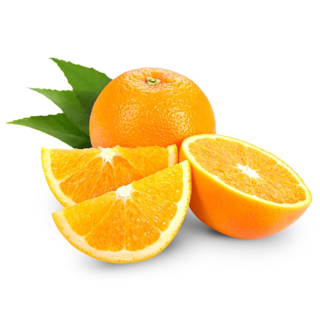 Orangenfrucht lokalisiert auf Weiß