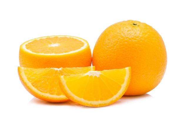 Orangenfrucht lokalisiert auf Weiß
