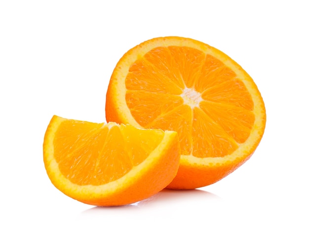 Orangenfrucht lokalisiert auf Weiß