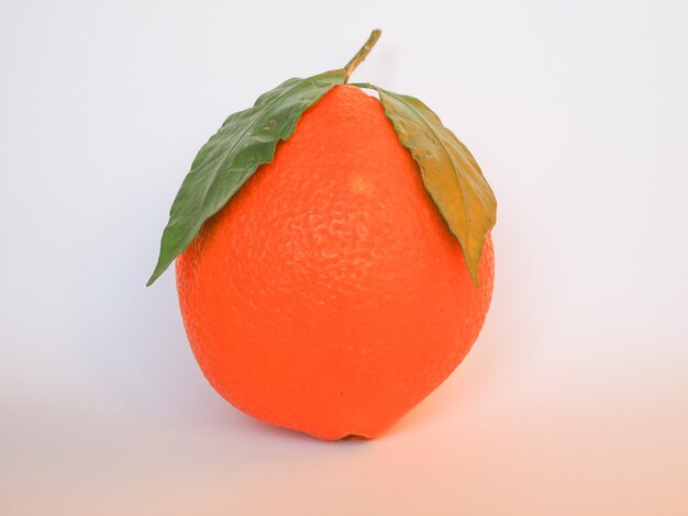 Orangenfrucht mit Blättern