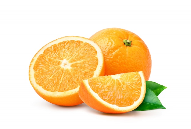 Orangenfrucht mit halbiertem Schnitt und grünen Blättern lokalisiert auf weißem Hintergrund