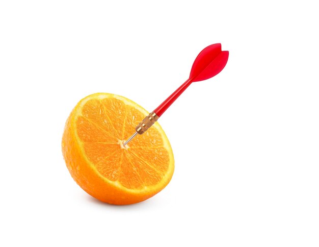 Orangenfrucht mit kreisförmigem Ziel markiert und roter Pfeil auf weißem Hintergrund minimale Idee Lebensmittel- und Obstkonzept Eine kreative Idee, um Arbeit innerhalb einer Werbe-Marketing-Kommunikation zu produzieren