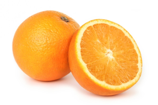 Orangenfrucht mit Orangenscheiben isoliert