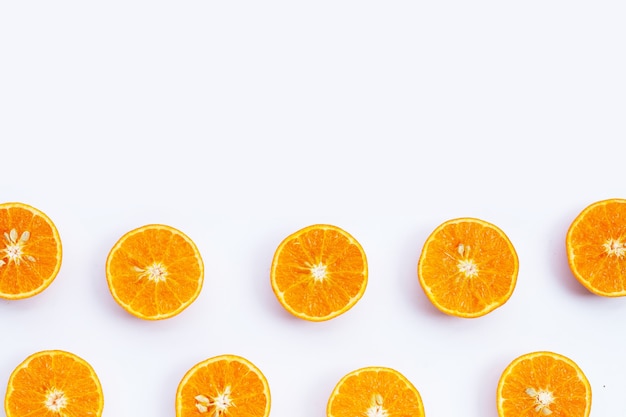Orangenfrüchte auf weißer Oberfläche